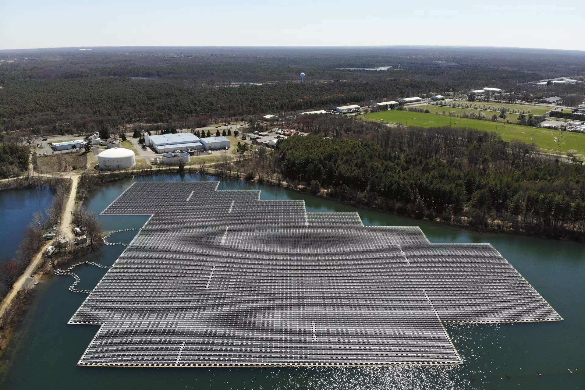 Global floating solar market to top 6-GW threshold by 2031: WoodMac, ET EnergyWorld