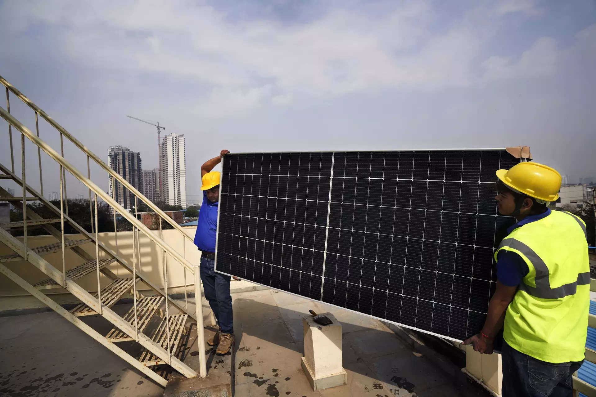 India’s solar capacity additions dropped 44 per cent YoY in 2023: Report, ET EnergyWorld
